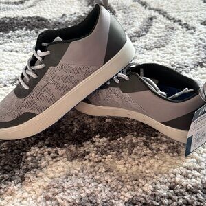 Men’s HUK mahi size 9 shoes